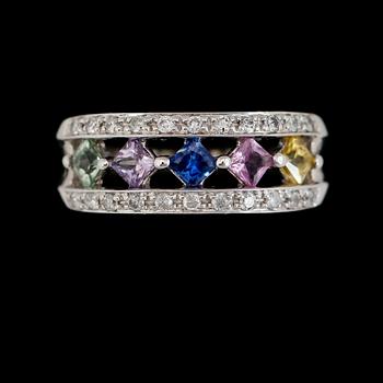 RING, 10K vitguld, diamanter tot ca 0.25 ct och flerfärgade safirer. Total vikt ca 4 g.