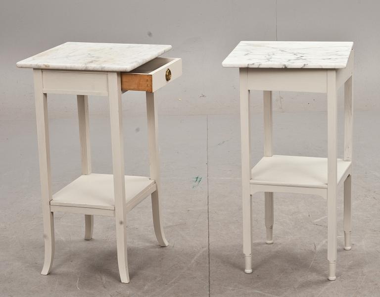 SÄNGBORD, ett par snarlika, 1900-tal.