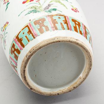 A CHINESE PORCELAIN VASE 19TH CENTURY.