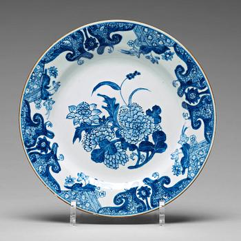 920. A set of six blue and white dishes, Qing dynasty, Qianlong (1736-95).