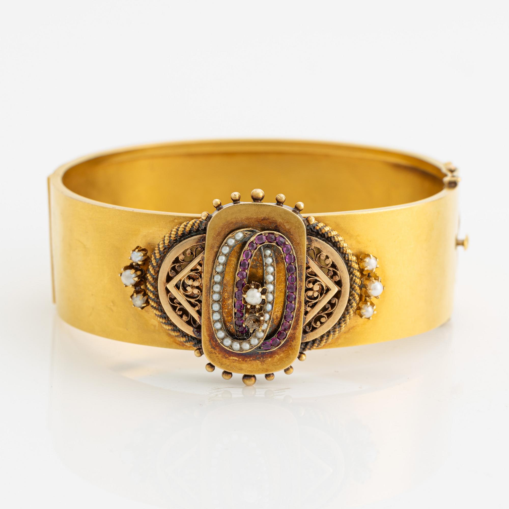 Armring, 18K guld, orientaliska seedpärlor samt rubiner, Lars Larsson & Co, Göteborg, 1869.