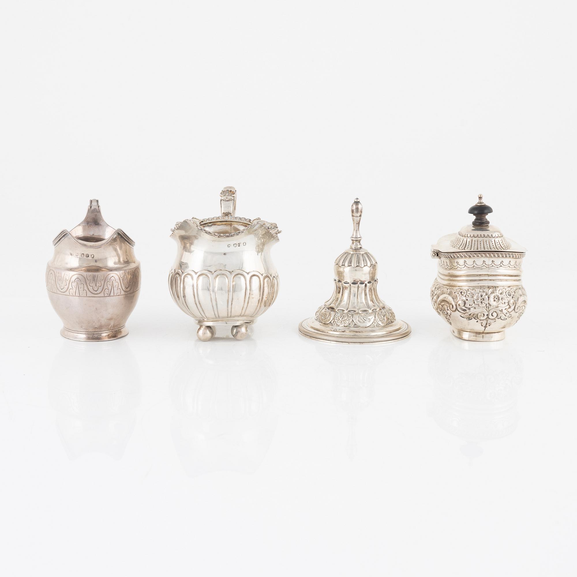 Bordspingla, sockerskrin samt två gräddkannor, silver, bl a London 1811.