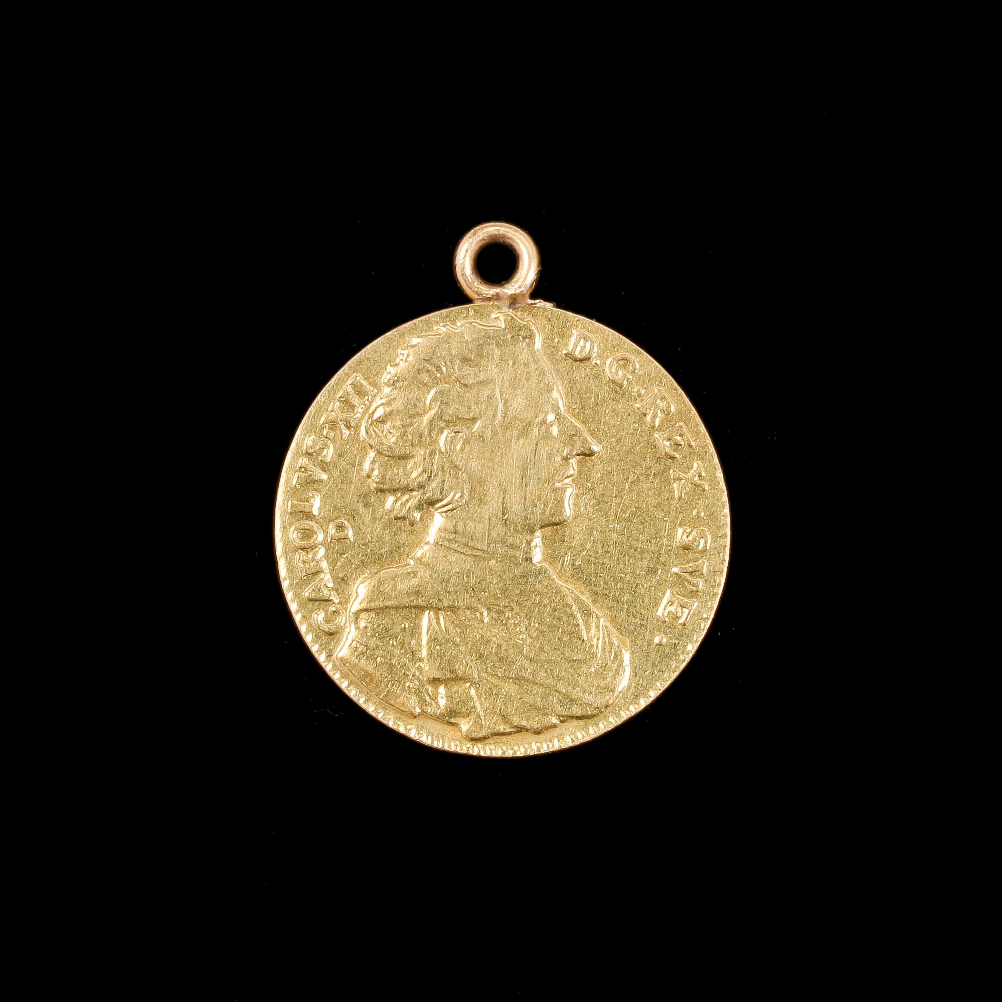 MEDALJONG, guld, Karl XII. 1900-tal. Vikt ca 2 gram.