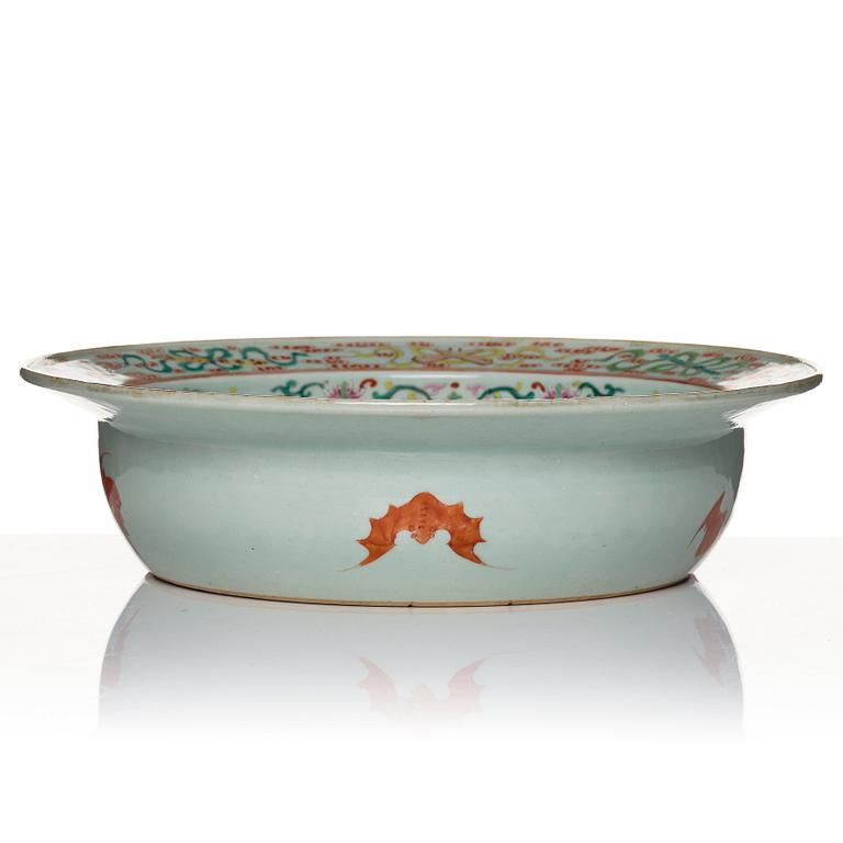 A large famille rose basin, Qing dynasty, 19th Century.