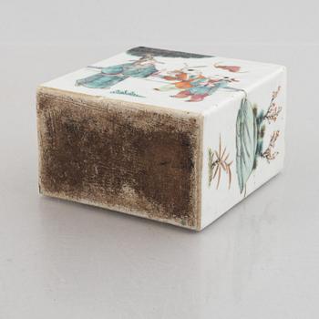A famille rose tea caddy, Qing dynasty, 19th century.