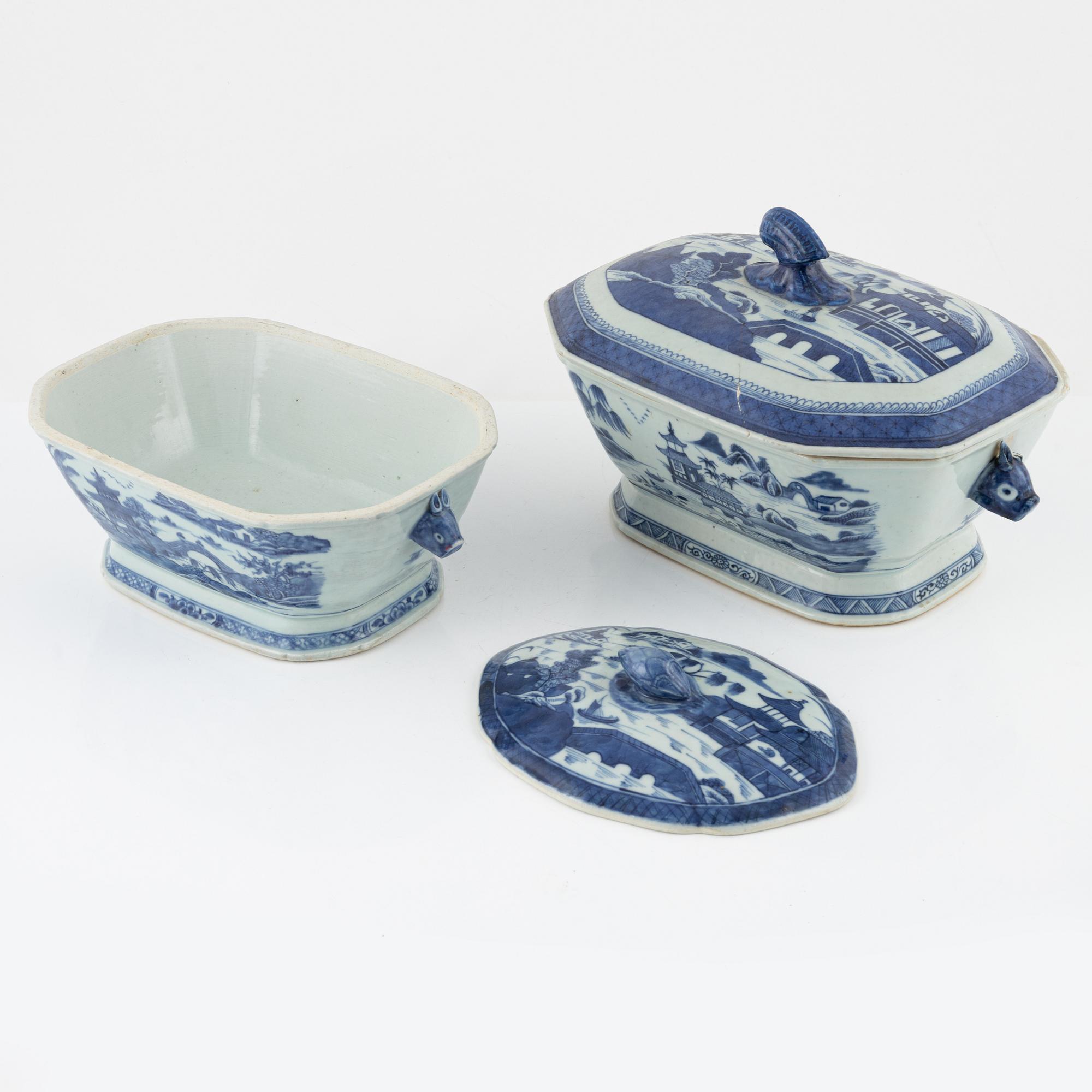 A set of four Chinese porcelain pieces, Qing dynasty, 18th-19th century.