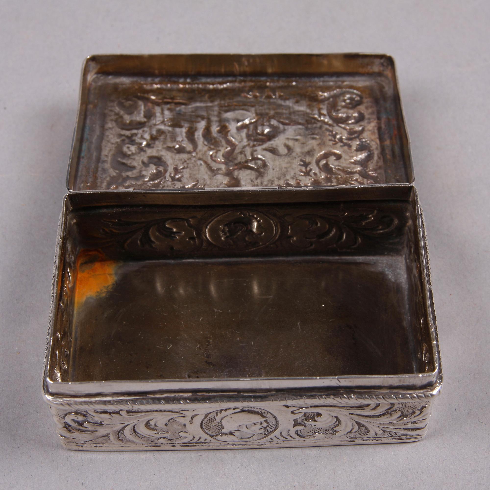 DOSOR, 2 st, silver, rokokostil, London 1883 samt Samuel Boyce Landeck, Sheffield import 1900 .