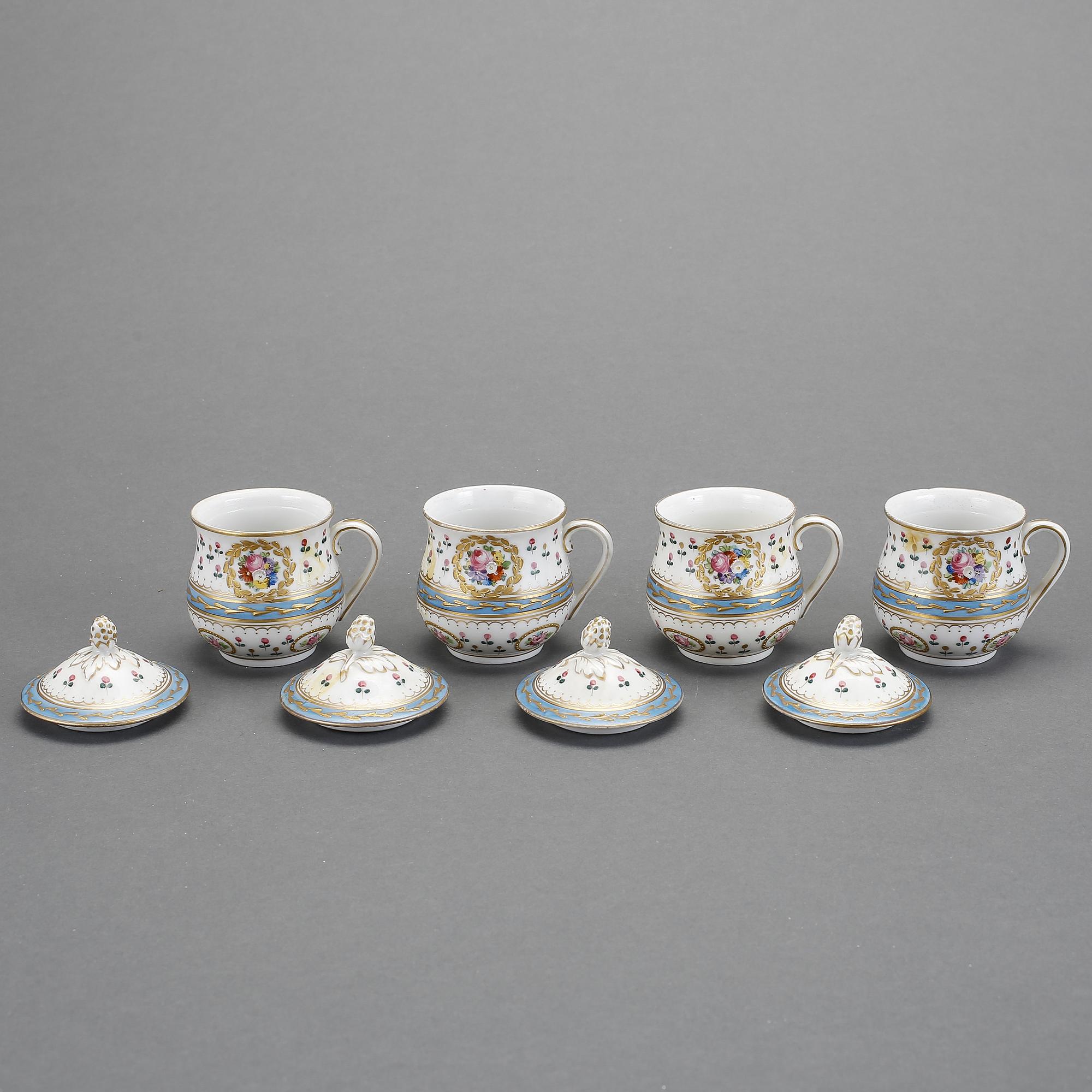 CREMEKOPPAR 4 st, porslin, Sèvres-liknande märke, sent 1800-tal.