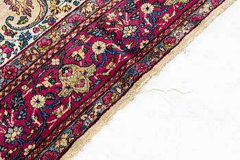 A Kerman carpet, ca 305 x 210 cm.