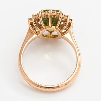 Ring, faceted peridot, diamonds, 18K gold.