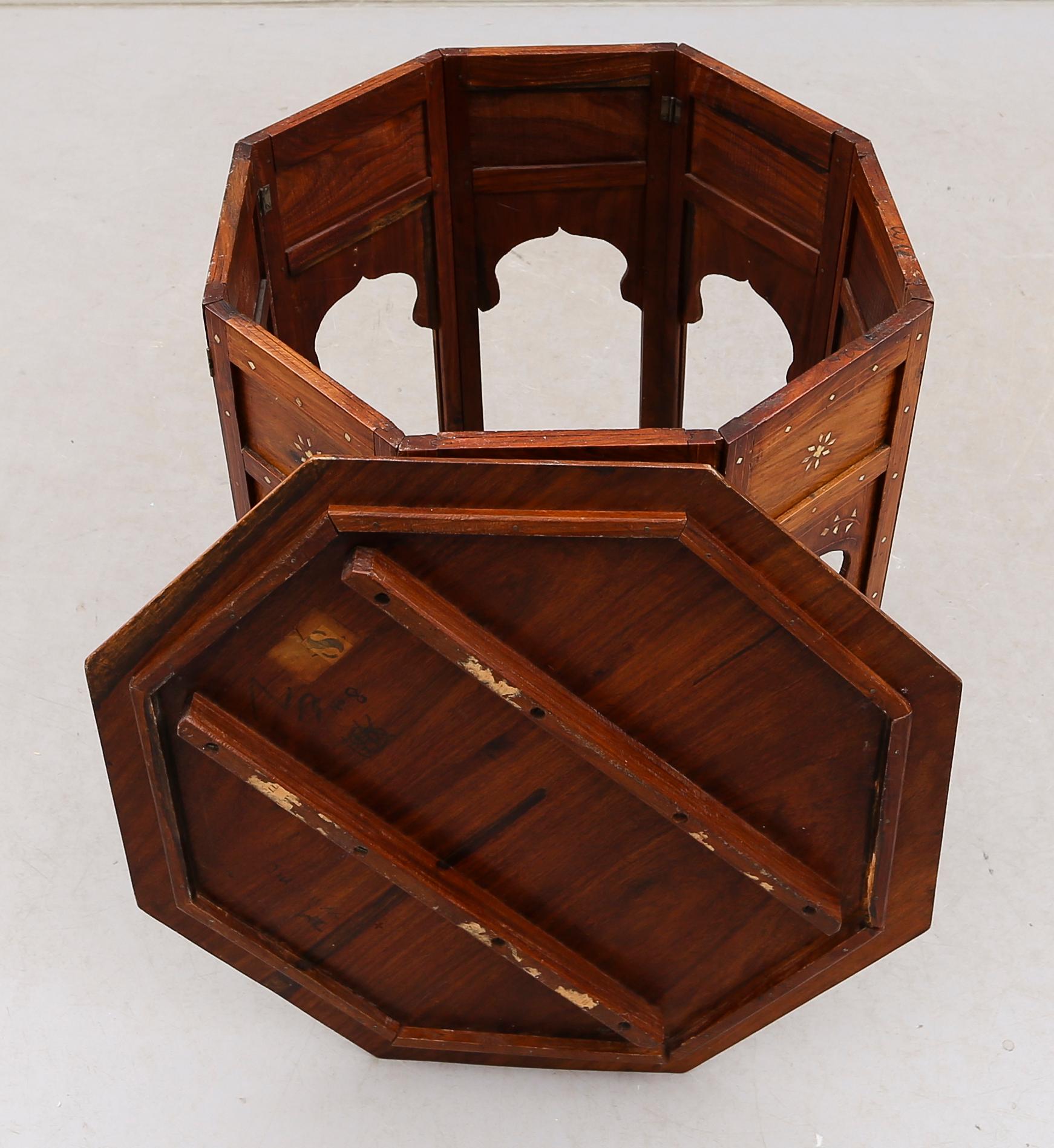 BORD, orientaliskt, 1900-tal.
