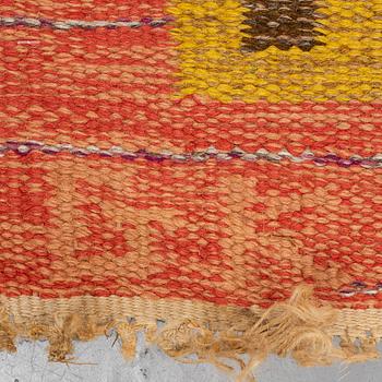 GALLERIMATTA, rölakan, ca 252,5 x 94-97 cm, signerad GK.