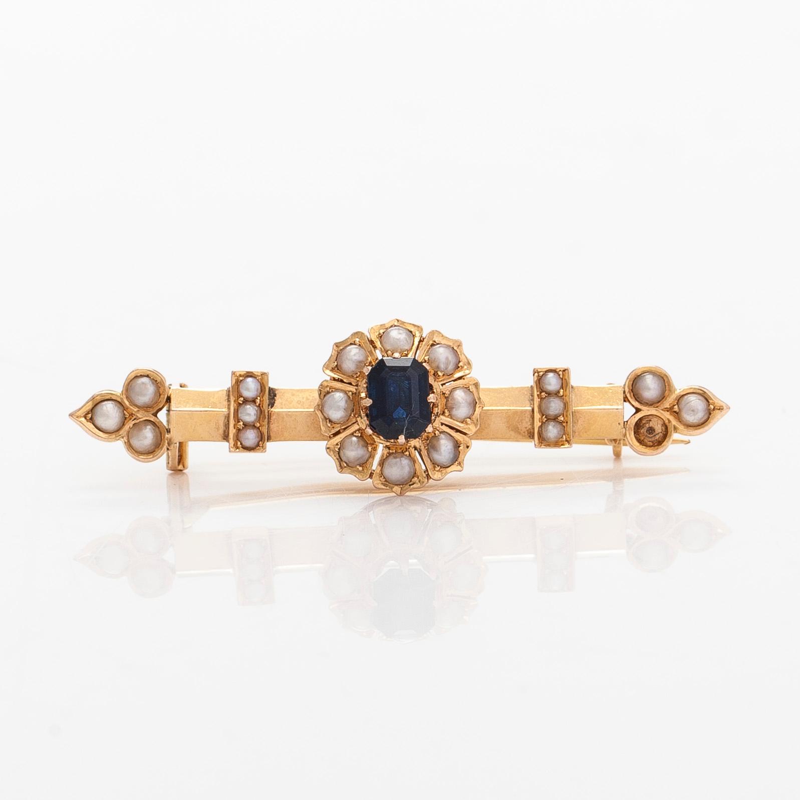 Brooch, approx. 17K gold, with seed pearls and a sapphire.