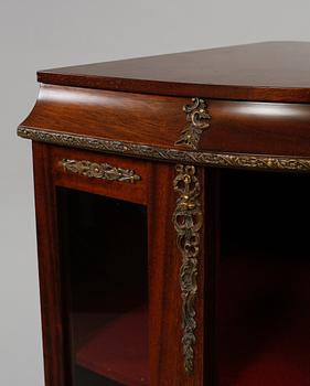 HÖRNVITRINSKÅP, 1900-talets andra hälft.