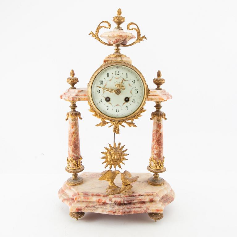 Bordspendyl Louis XVI-stil 1900-talets första hälft.