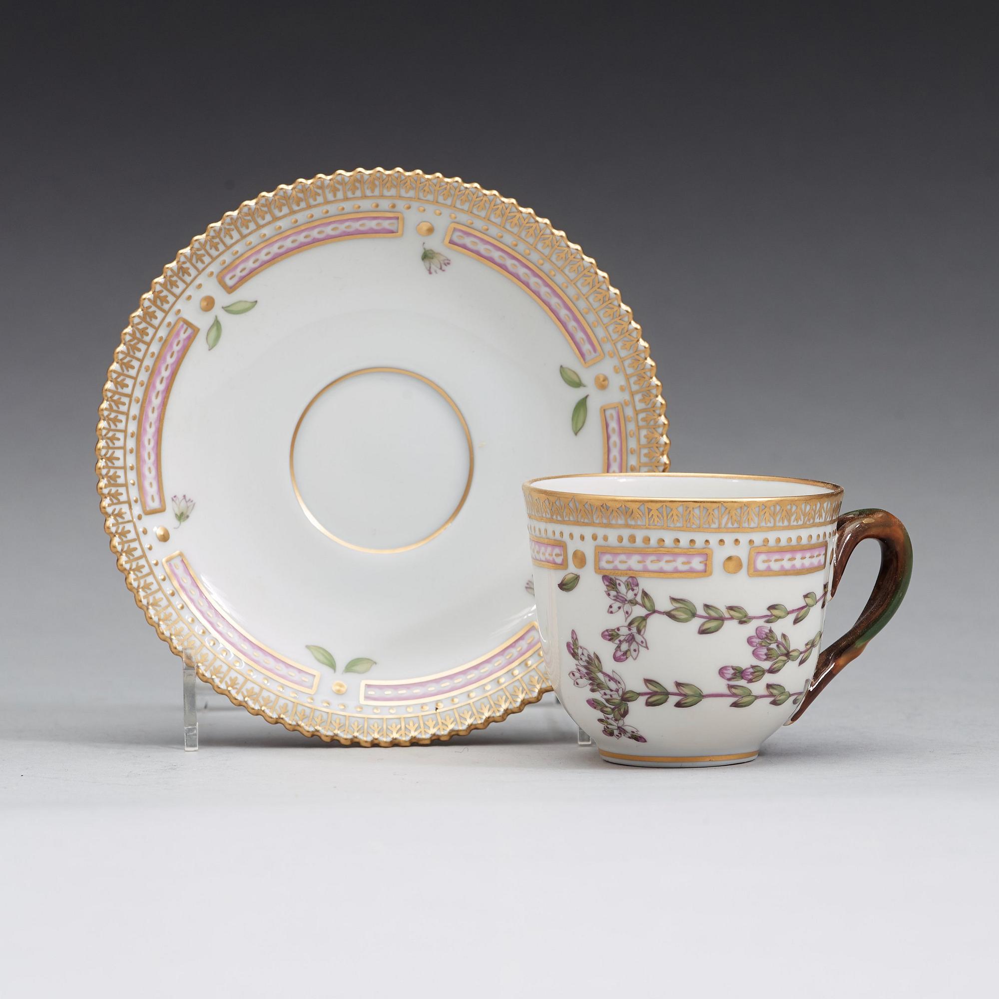 KAFFEKOPPAR med FAT, nio stycken, porslin. "Flora Danica", Royal Copenhagen, Danmark.