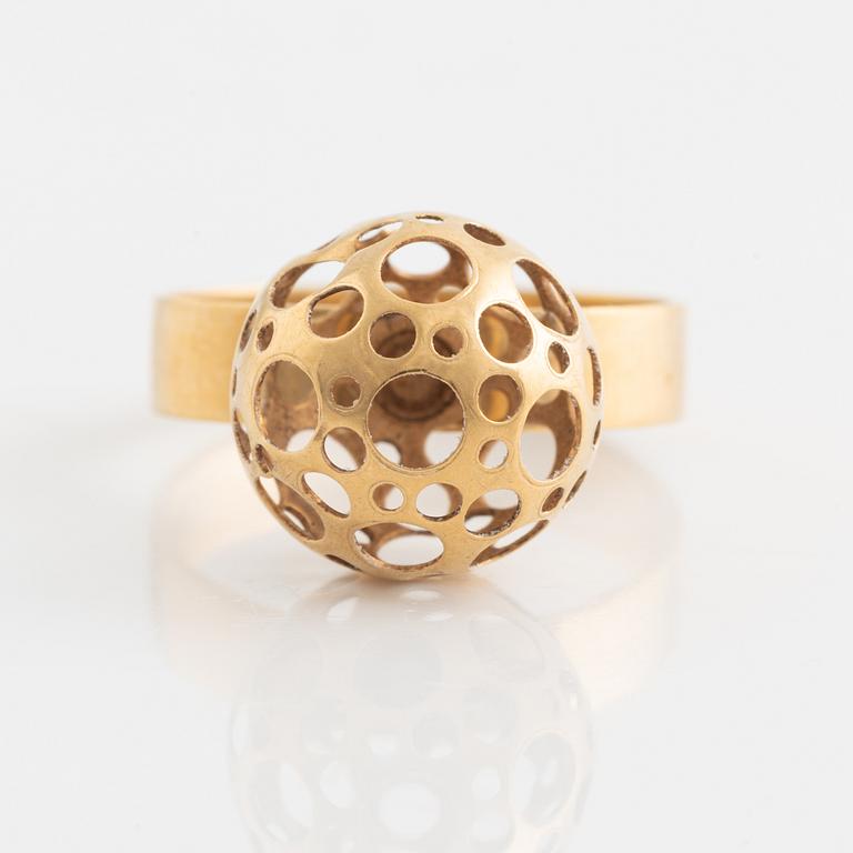 An 18K gold ring.