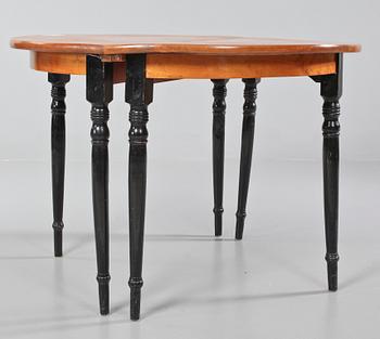 HALVMÅNEBORD, 1800/1900-tal.
