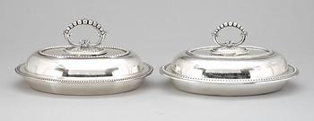 554. A set of two English silverplated tureen with cover.