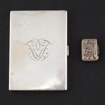 A cigarette case and a small box in silver, first half of the 20th century. Total weight 155 g.