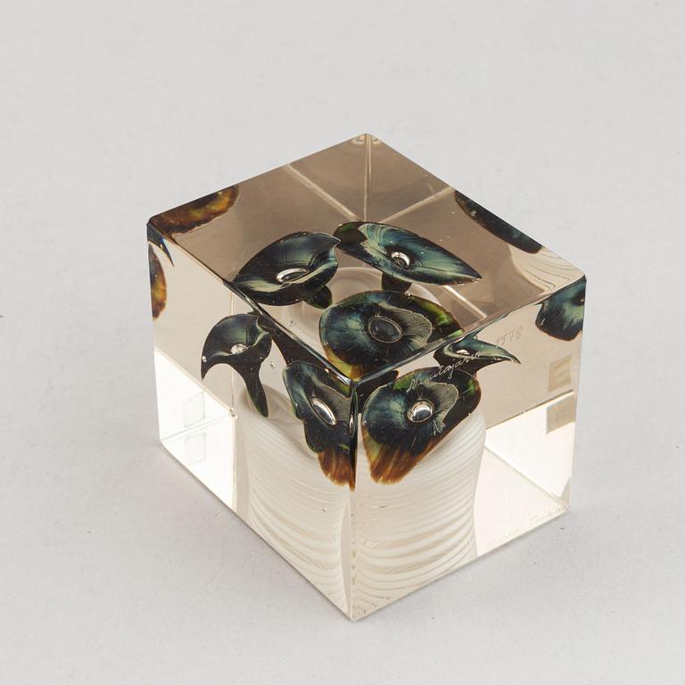 Oiva Toikka, a glass cube, Nuutajärvi Notsjö, 1978, numbered 480/2000.