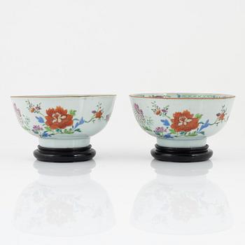 A pair of Chinese porcelain famille rose bowls, Qianlong (1736-95), Qing dynasty.