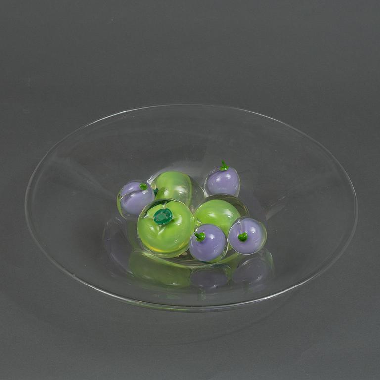 Hanne Dreutler & Arthus Zirnsack, a glass bowl with eight glass fruits, Studio Åhus, Sweden, 1988.