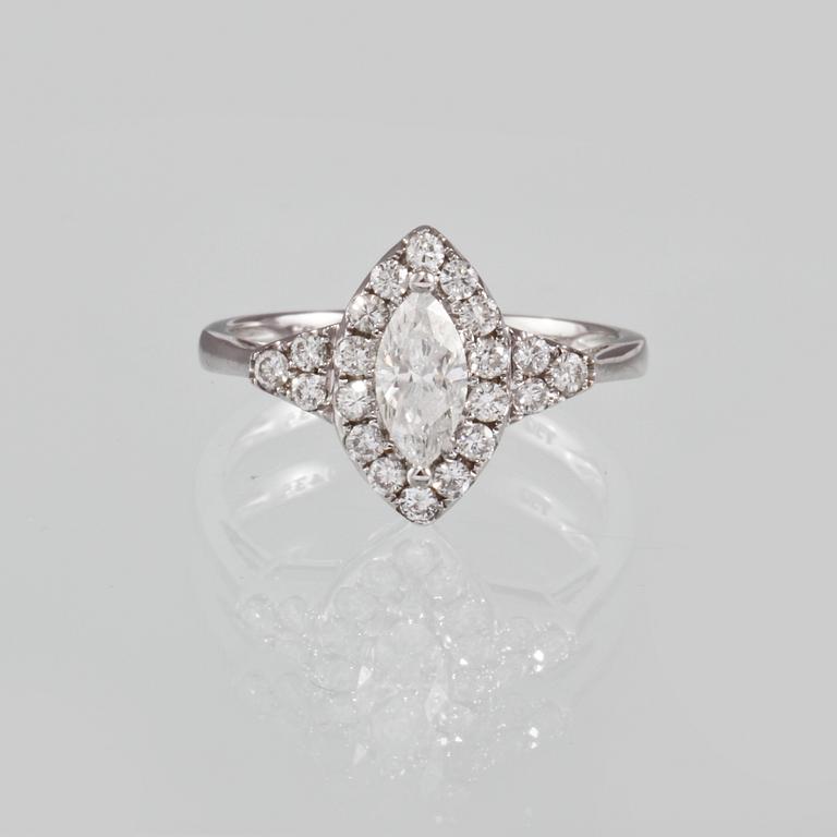 RING, 18k vitguld med briljantslipade diamanter ca 0.39 ct samt navettslipad diamant ca 0.44 ct. Vikt 3,2 gram.
