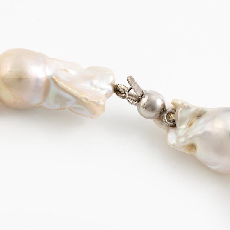 Necklace with cultured baroque-shaped freshwater pearls, clasp 18K white gold.