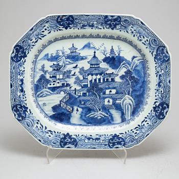 A large blue and white serving dish, Qing dynasty, Qianlong (1736-95).