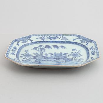 A pair of Chinese porcelain vegetable dishes with covers and two dishes, Qing dynasty, 18th and 19th century.