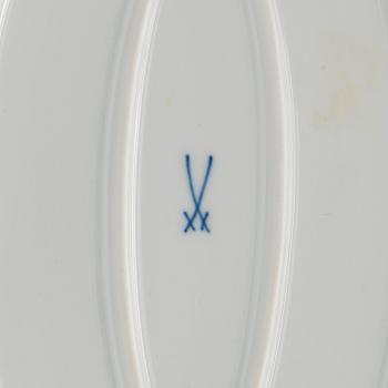 A set of 4 porcelain service pieces, "Onion pattern/Zwiebelmuster", Meissen and Teichert-Werke in Meissen, Germany.