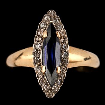 RING, 18k guld och platina, blå safir samt 24 briljantslipade diamanter, Gustav Dahlgren & Co, Malmö, 1912. Vikt 3 g.