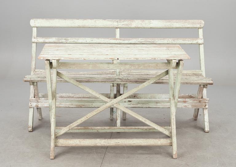 TRÄGÅRDSSOFFA MED BORD. 1900-tal.