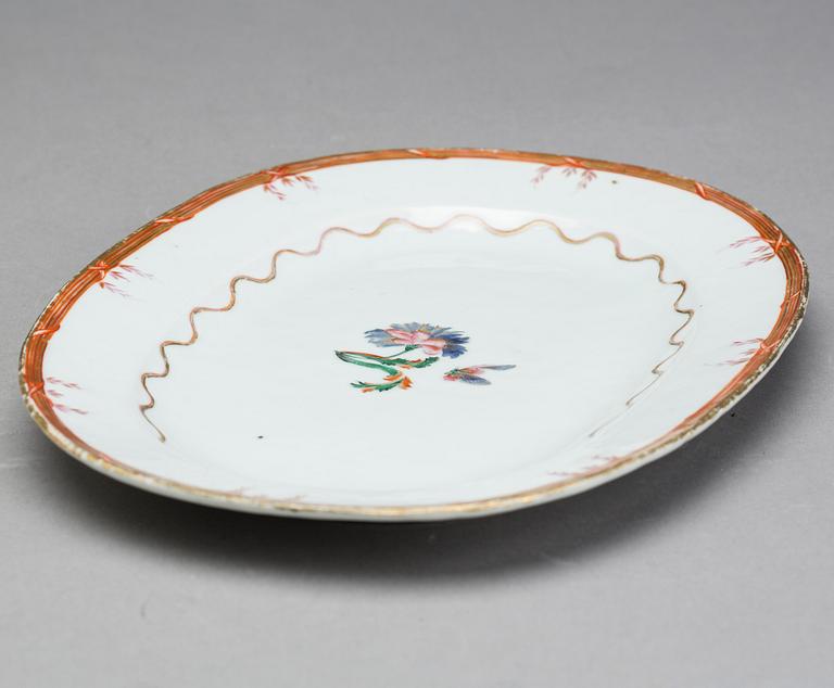 A Chinese export porcelain serving dish, late 18th century.