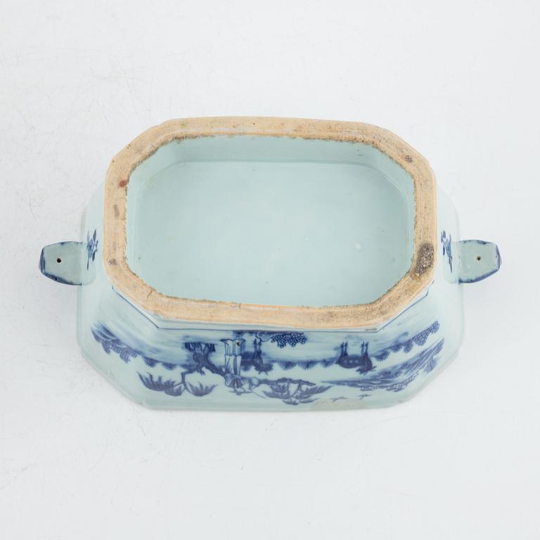 Terrin med lock och fat, porslin, Kina, Qingdynastin, Qianlong (1736-95).