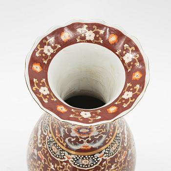 A porcelain urn, Japan, 20th century.