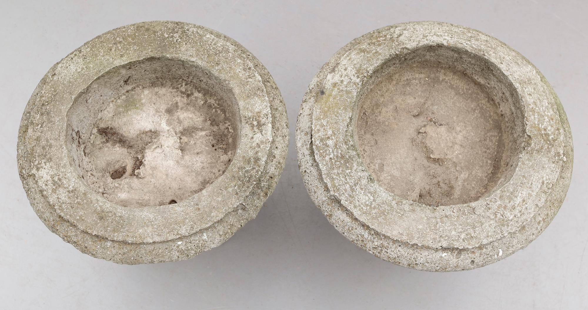 TRÄDGÅRDSURNOR/SOCKLAR, 1 par, empirestil, stenmassa, 1900-talets andra hälft.