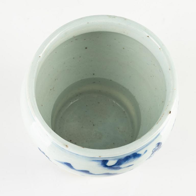 A blue and white porcelain vase, Qing dynasty, 19th century.