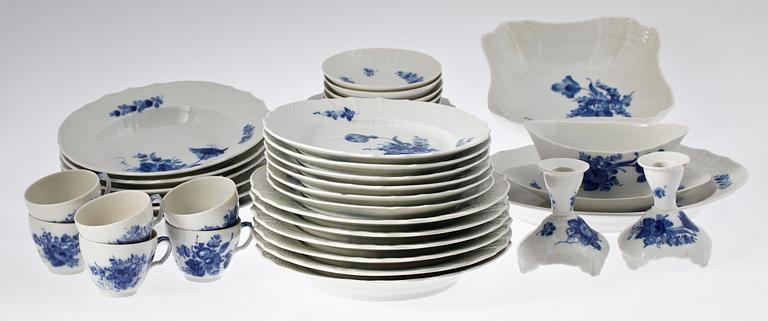 MAT- O KAFFESERVIS, 35 delar, porslin, "Blå Blomst", Royal Copenhagen.