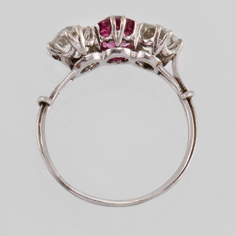 RING, 14K vitguld med 2 äldre briljantslipade diamanter samt en fasettslipad syntetisk rubin. Vikt 3,6 g.