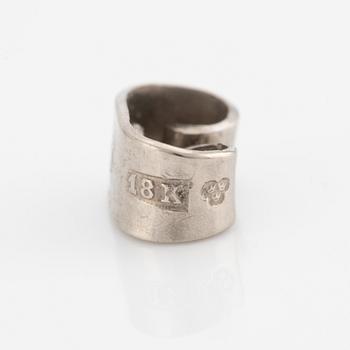 Örhängen, ett par, guld, med droppformade pärlor och små diamanter.