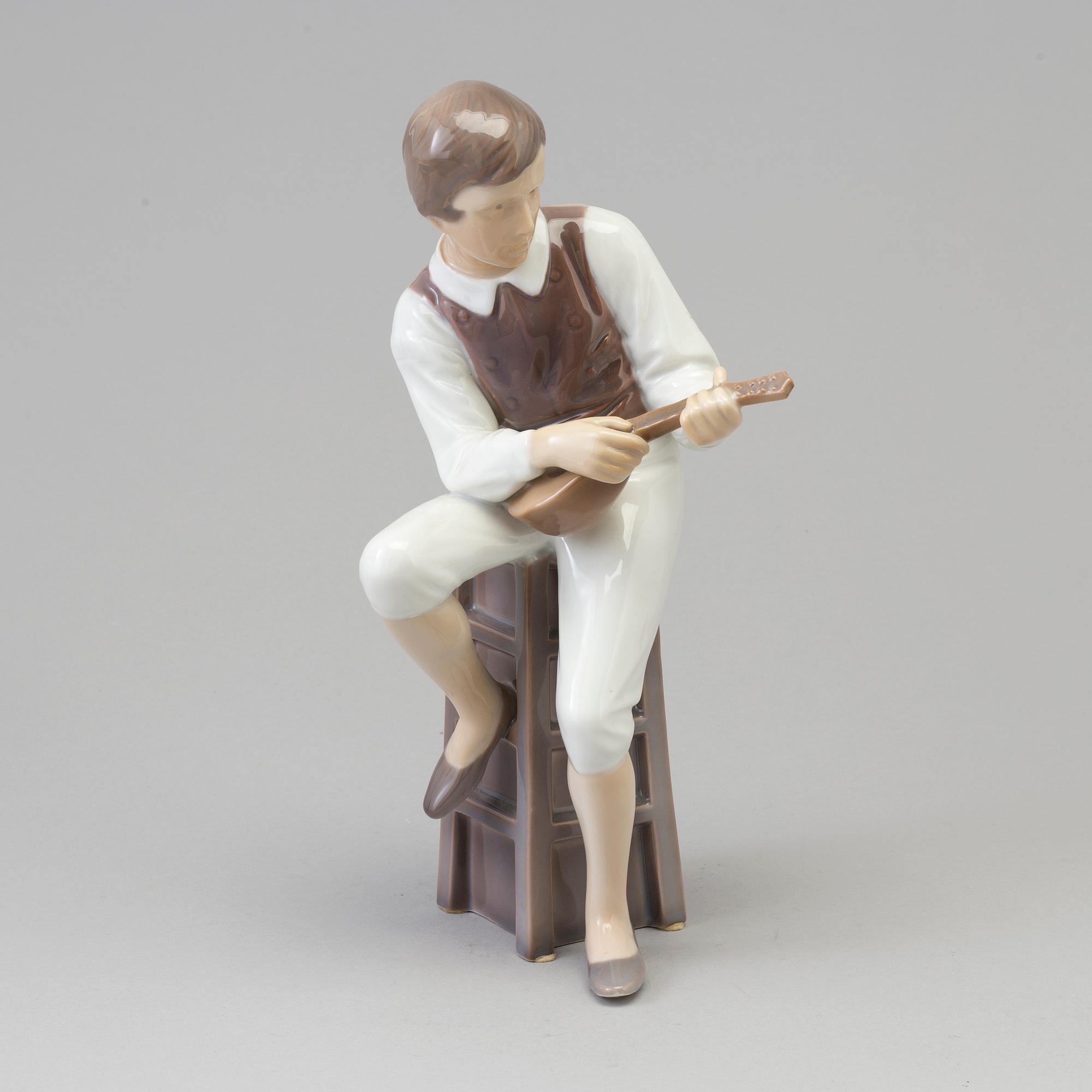 FIGURIN, porslin, "Mandolinspelare". Bing & Gröndahl, Denmark, sent 1900-tal.