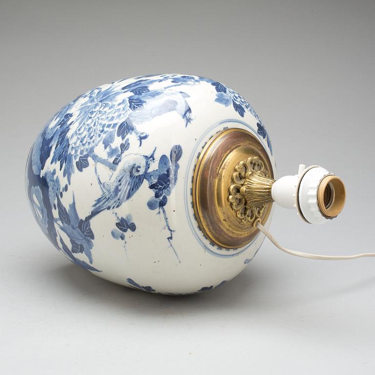 BORDSLAMPA, porslin, Kina, 1800-talets första hälft.