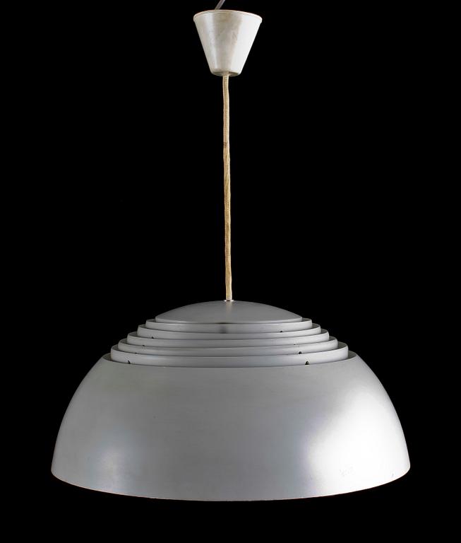 TAKLAMPA, aluminium, "AJ-pendel", Arne Jacobsen för Louis Poulsen, 1960-tal.