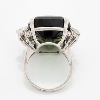 Ring 18K vitguld med en fasettslipad grön turmalin.