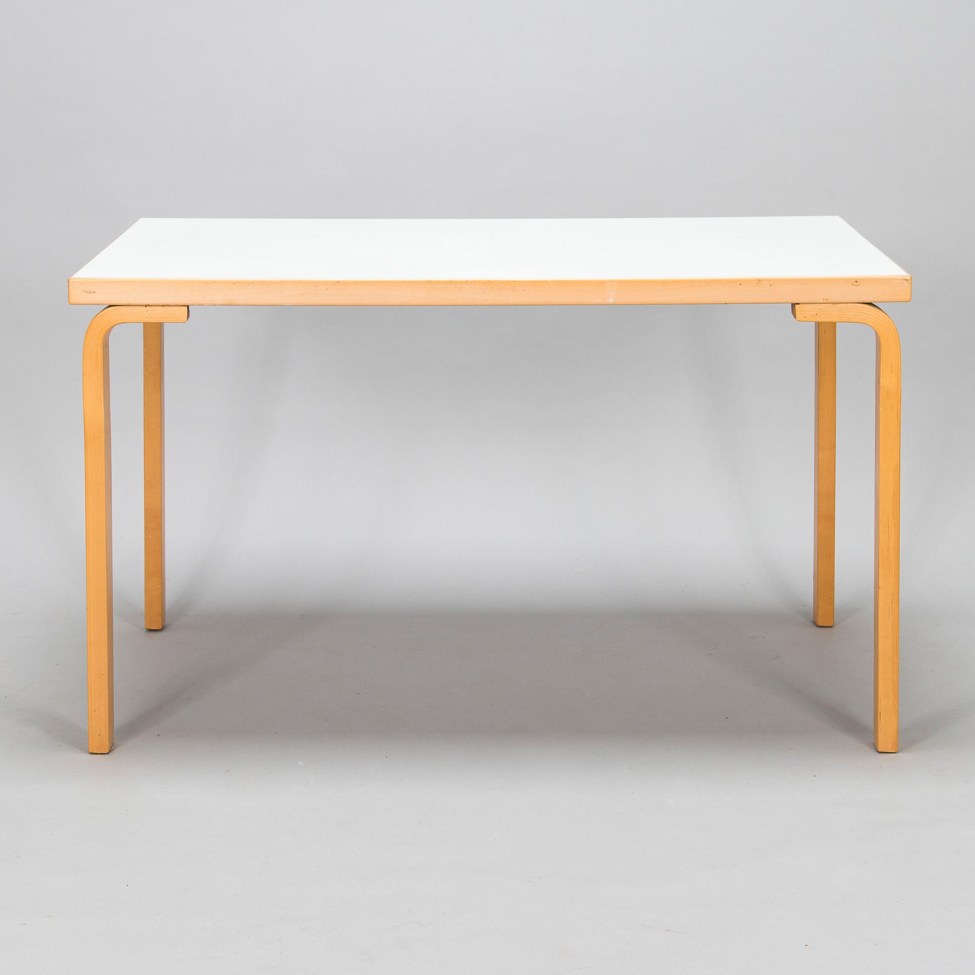 Alvar Aalto, ruokapöytä, mallinumerot 95 ja 81b (3 osaa), Artek, Suomi. 1900-luvun loppu.