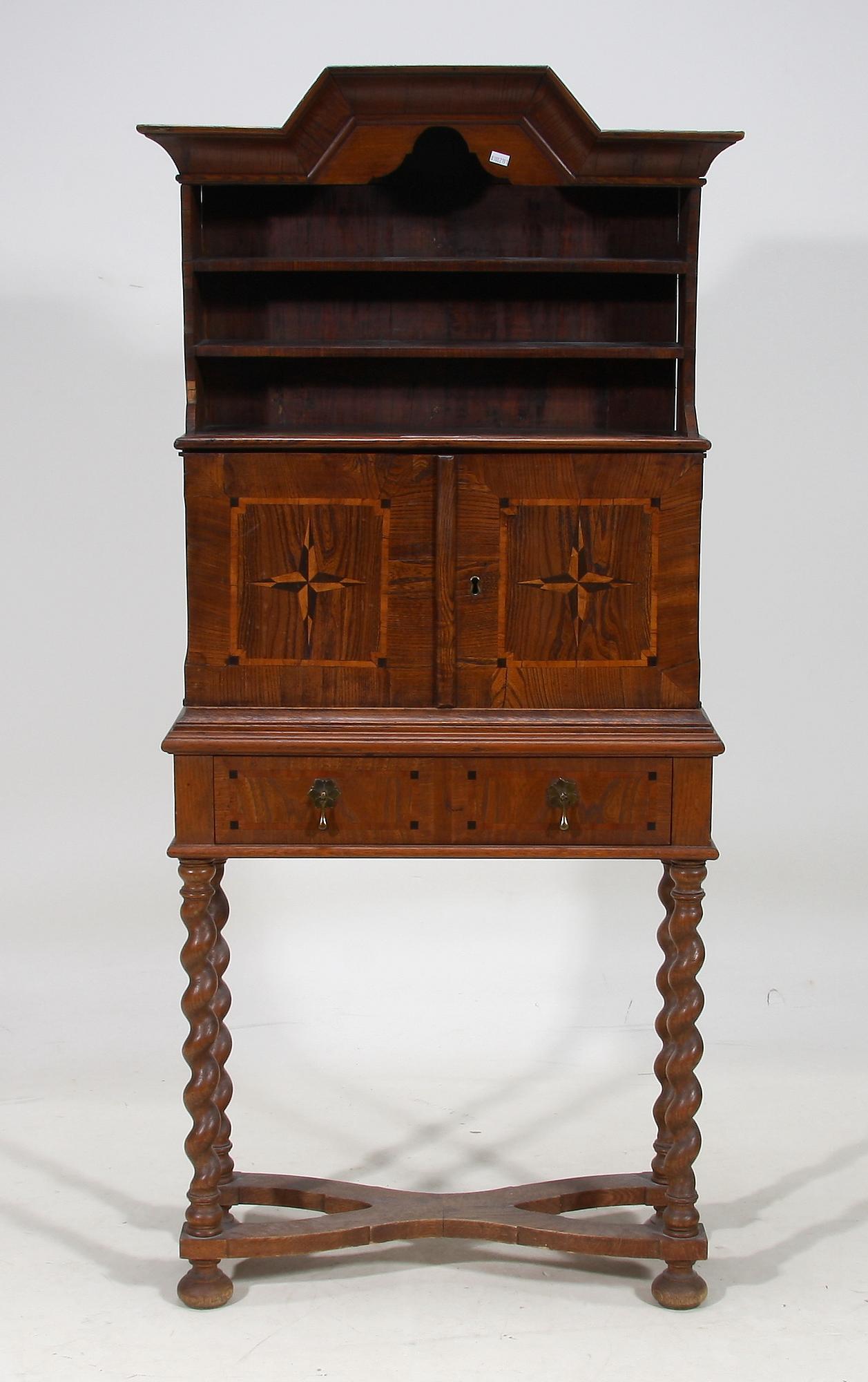 HÄNGSKÅP PÅ BENSTÄLLNING, 1700-tal.