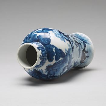 A blue and white vase, Qing dynasty, 19th Century.