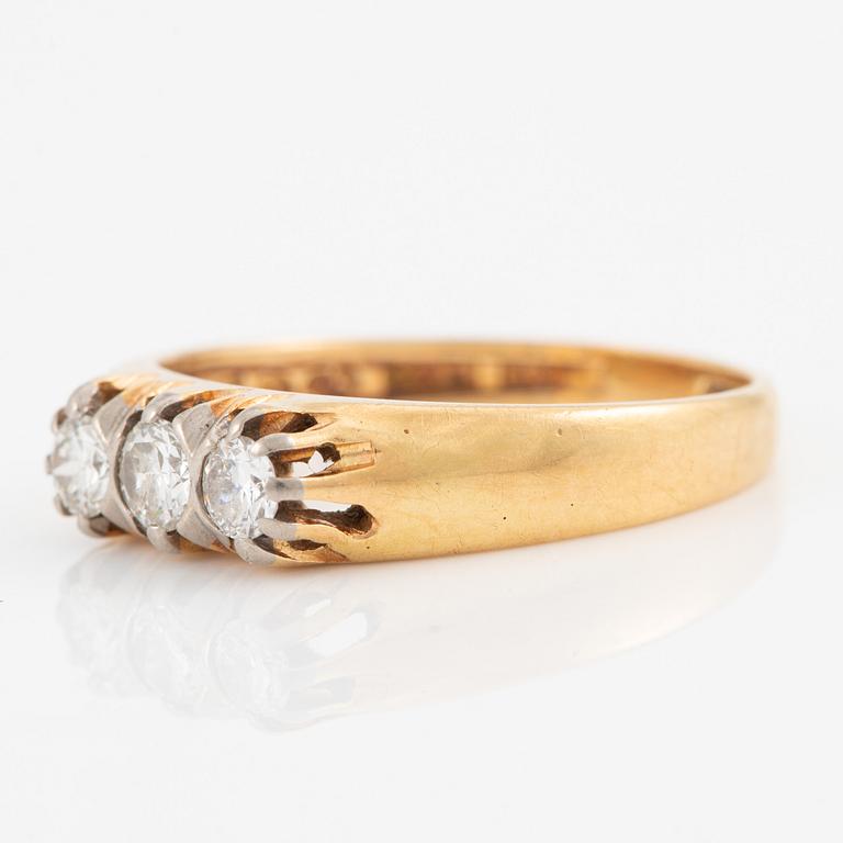 Ring, 18K guld med tre briljantslipade diamanter.